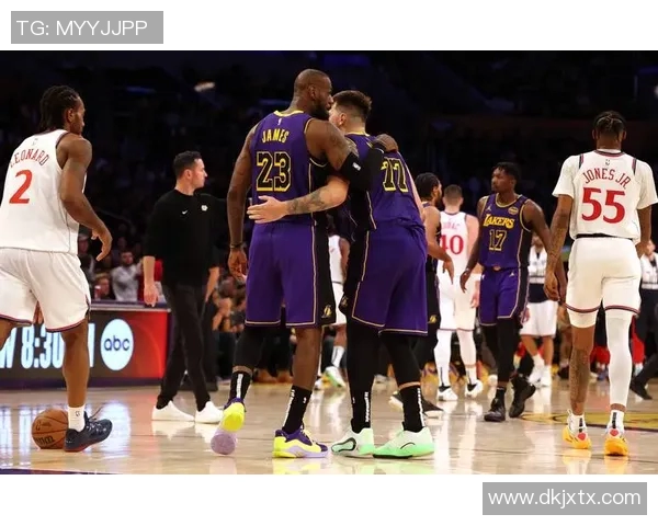 詹姆斯打法解析：如何在篮球场上实现个人风格与团队协作的完美结合