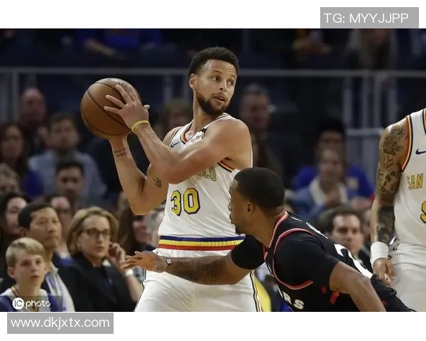 金州勇士与多伦多猛龙的激烈对决揭示了NBA赛季的精彩瞬间与球队实力较量 金州勇士与多伦多猛龙的激烈对决揭示了NBA赛季的精彩瞬间与球队实力较量